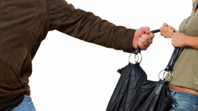 В Нерюнгри в подъезде жилого дома ранее судимый мужчина ограбил женщину / ЯСИА  Нерюнгринский Республика Саха (Якутия)