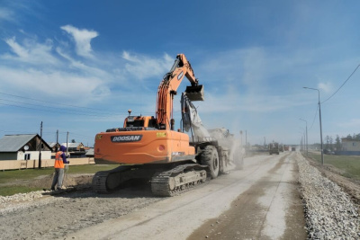 В селе Ытык-Кюель Таттинского улуса начали укладку асфальта на дороге «Харбалах» / ЯСИА   