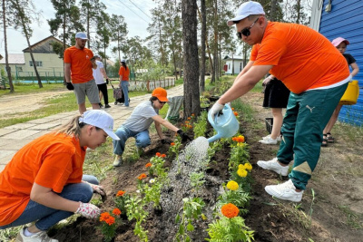 Волонтеры «Полиметалла» сделали цветочный подарок школе-интернату / ЯСИА   