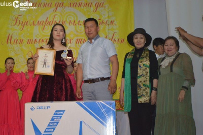 В конкурсе, посвященном творчеству певца Айыы Уола, победила его поклонница Алена Абрамова / Ольга Старостина   