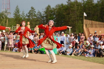 Горловое пение и медвежьи обряды: На Ысыахе Олонхо прошел концерт этнокультурных центров КМНС / Санаайа Иванова   