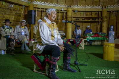 Победителю конкурса олонхосутов достанется автомобиль / Санаайа Иванова   