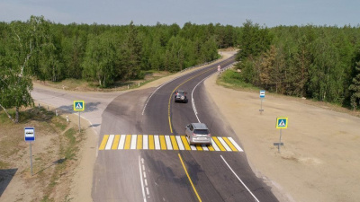 На федеральной автодороге «Вилюй» ведутся работы по поверхностной обработке покрытий / ЯСИА   