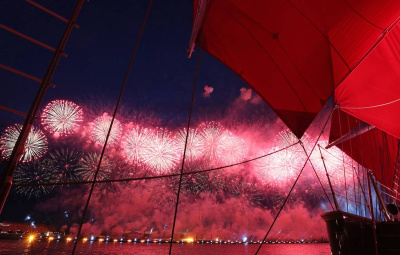 Дебют брига «Россия». Тысячи школьников отметили выпускной под обновленными алыми парусами / ЯСИА   Город Санкт-Петербург