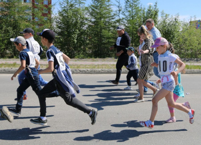 В Удачном семьи вышли на забег / ЯСИА   