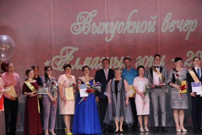 Пять выпускников школ Мирного получили премию в размере 30 тысяч рублей / ЯСИА   Мирнинский