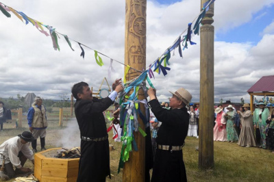 Саха театр установил сэргэ в местности Ус Хатын / Наталия Чемашкина   