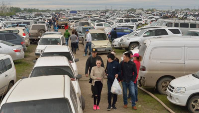 На Ысыахе Туймаады организовано более 5 тысяч стояночных мест для автотранспорта / ЯСИА   