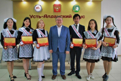 В Усть-Алданском улусе чествовали золотых медалистов / ЯСИА  Усть-Алданский Республика Саха (Якутия)