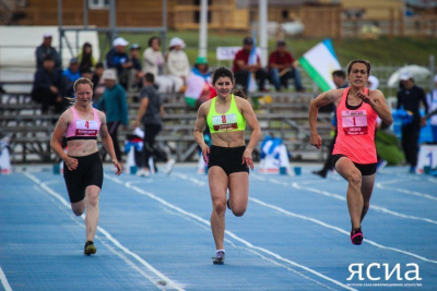 Победительницей Игр народов в Амге на стометровом забеге стала Татьяна Олешко / Ольга Старостина   