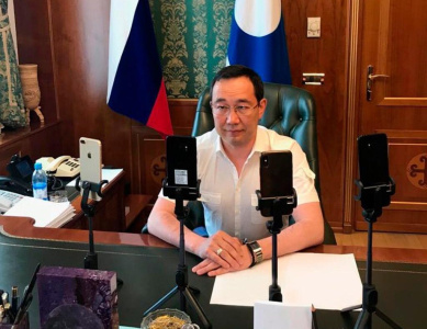 Айсен Николаев в прямом эфире в соцсетях прокомментировал обыски в Доме правительства / Вероника Аммосова  Алданский 