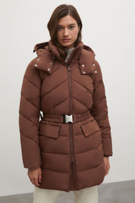 Стеганый пуховик с поясом и капюшоном