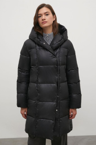 Стеганое пуховое пальто силуэта oversize