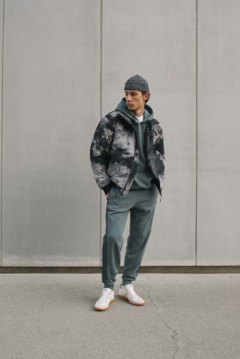 Спортивные брюки свободного силуэта с контрастной отделкой