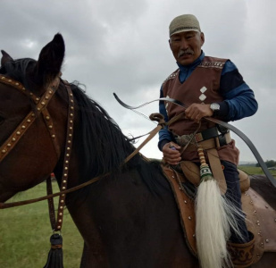 Тренер, столяр, лучник и коневод: Энтузиаст Петр Неустроев о своем необычном хобби / ЯСИА   
