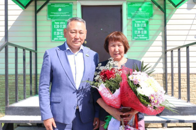 Сахамин Афанасьев поздравил Героя труда РФ Варвару Устинову с юбилеем / ЯСИА  Алданский 