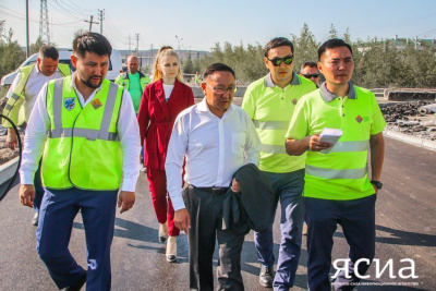 Алексей Колодезников проинспектировал ремонтные работы на автодорогах Якутска / Артемий Грошев Якутск Якутск Республика Саха (Якутия)