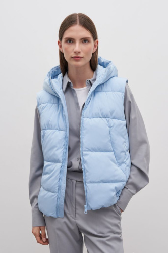 Утепленный жилет с капюшоном