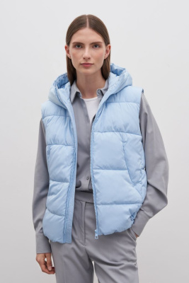 Утепленный жилет с капюшоном