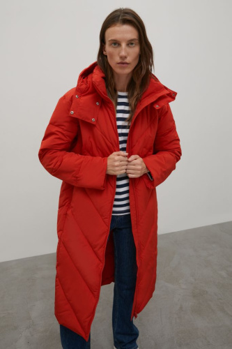 Утепленное пальто с капюшоном