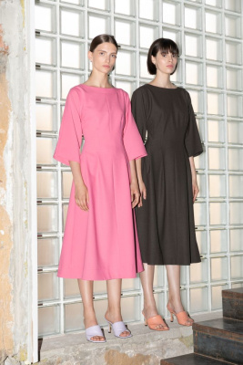 Приталенное платье длины миди