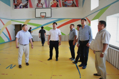 Глава Минспорта Якутии осмотрел социальные объекты в Усть-Алданском улусе / Дьулустаан Сергеев  Усть-Алданский Республика Саха (Якутия)