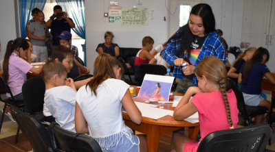 Кыыдаана Игнатьева дала мастер-класс по рисованию в Олекминске / ЯСИА  Олекминский Республика Саха (Якутия)