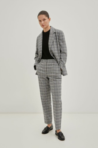 Зауженные брюки в клетку на средней посадке