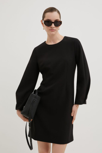 Платье с широкими рукавами