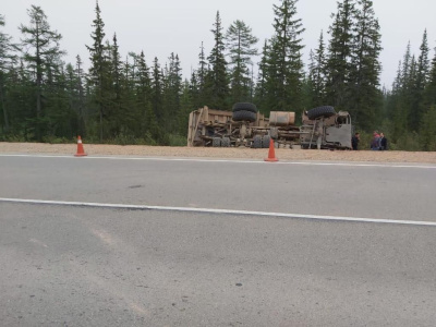 Заснул за рулем. На автодороге «Лена» перевернулся большегруз / ЯСИА   