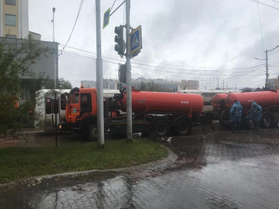 После дождя. Коммунальщики откачивают воду с улиц Якутска / ЯСИА Якутск Якутск Республика Саха (Якутия)