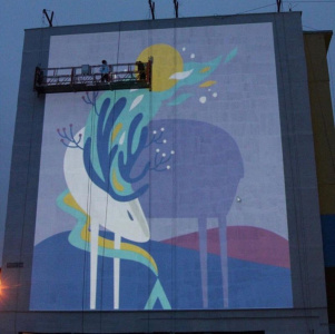 ФОТОФАКТ. Художник и графический дизайнер Софья Шилова начала работу над муралом в Удачном / ЯСИА   