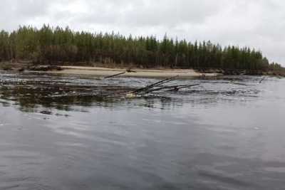 В Якутии на реке Оленек перевернулась лодка, один человек пропал / ЯСИА   