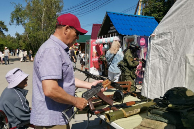 В Парке культуры и отдыха Якутска начал работу пункт отбора граждан на военную службу по контракту / Нарыйа Пахомова   