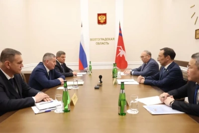 Айсен Николаев провёл рабочую встречу с губернатором Волгоградской области Андреем Бочаровым / ЯСИА   