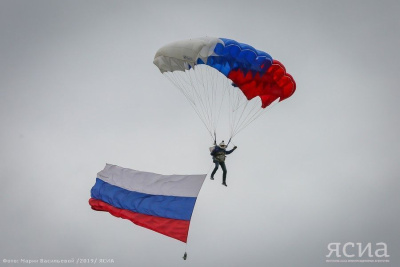 В Якутске парашютисты совершили показательные прыжки с флагами России / Вероника Аммосова Якутск Якутск Республика Саха (Якутия)