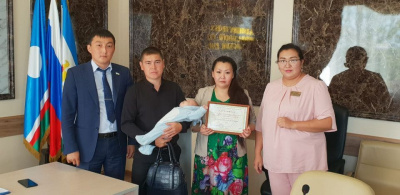 Большая помощь большой семье. Кондратьевы из Нюрбы получили сертификат на приобретение автомобиля / ЯСИА   