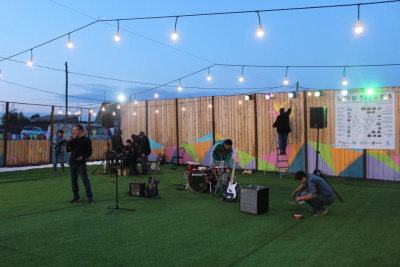 Стрит-арт под живую музыку. Команда фестиваля «Leto Yakutia» провела мастер-классы в Нюрбе / ЯСИА   