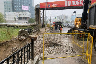 В Якутске из-за ливня разрушился край дорожного полотна с тротуаром / ЯСИА Якутск Якутск Республика Саха (Якутия)