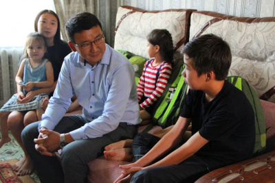 Многодетные семьи получили подарки к новому учебному году от Целевого фонда будущих поколений / ЯСИА   