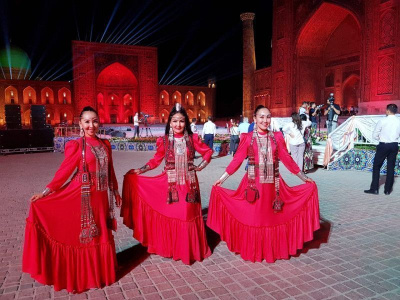 «Ждут нашего выступления». «Айархаан» принимает участие в фестивале «Шарк тароналари» в Самарканде / ЯСИА   