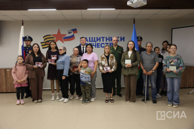 В Якутске вручили ордена и медали родным погибших военнослужащих / Дьулустаан Сергеев   