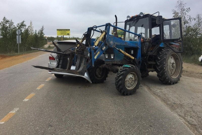 Трактор и легковой автомобиль столкнулись на Намском тракте в Якутске / ЯСИА Якутск Намский Республика Саха (Якутия)