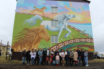 Бог-покровитель коней и отважных мужчин. В Нюрбе появился мурал «Дьөһөгөй оҕото» / ЯСИА   