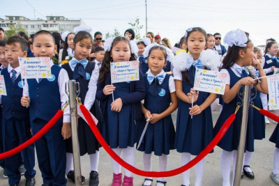 Лучше, чем цветы. Школьники сэкономили на букетах и собрали средства для детей с инвалидностью / ЯСИА   