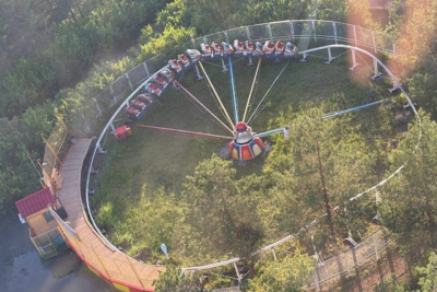 В Парке культуры и отдыха Якутска сошел с рельсов вагон аттракциона «Веселые горки» / Саина Титова   