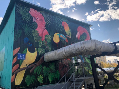 «LETO YAKUTIA»: Розовый фламинго, пальмы и попугаи украсили тепловой пункт в Якутске / ЯСИА Якутск Якутск Республика Саха (Якутия)