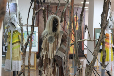 Костюм, макет, реквизит. Режиссёр Карл Сергучев и художник Саргылана Иванова открыли свою выставку / Вероника Аммосова   