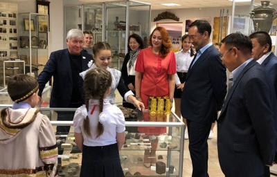 Айсену Николаеву устроили экскурсию в школьном музее / ЯСИА   