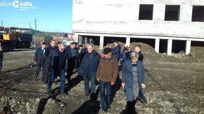 Вячеслав Штыров посетил строительные объекты в поселке Хандыга / ЯСИА   